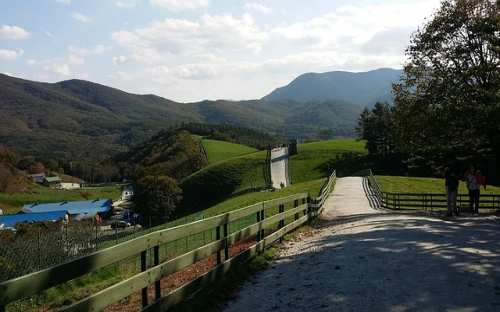 在区学习实践活动第二批总结暨第三批动员会上的讲话-春林公文网